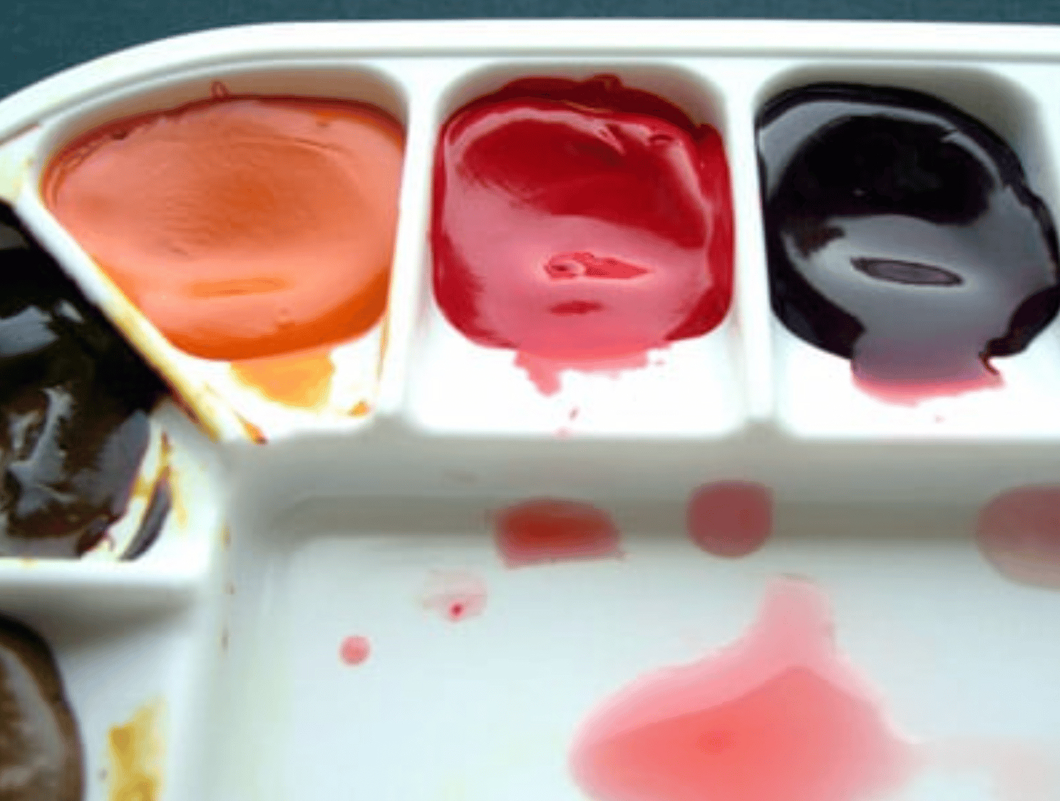 Cómo preparar una paleta de acuarelas para viajar 3 filling watercolor palette